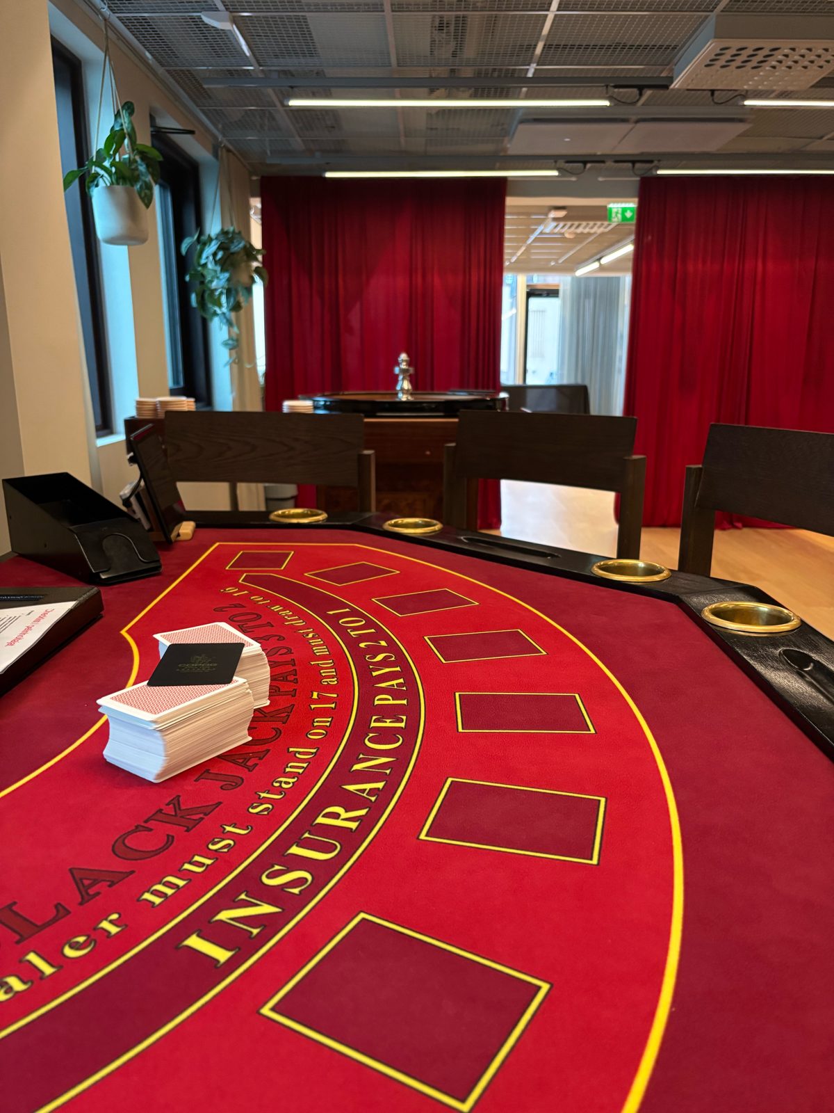 Blackjack-pöytä ja ruletti valmiina kasinoiltaan