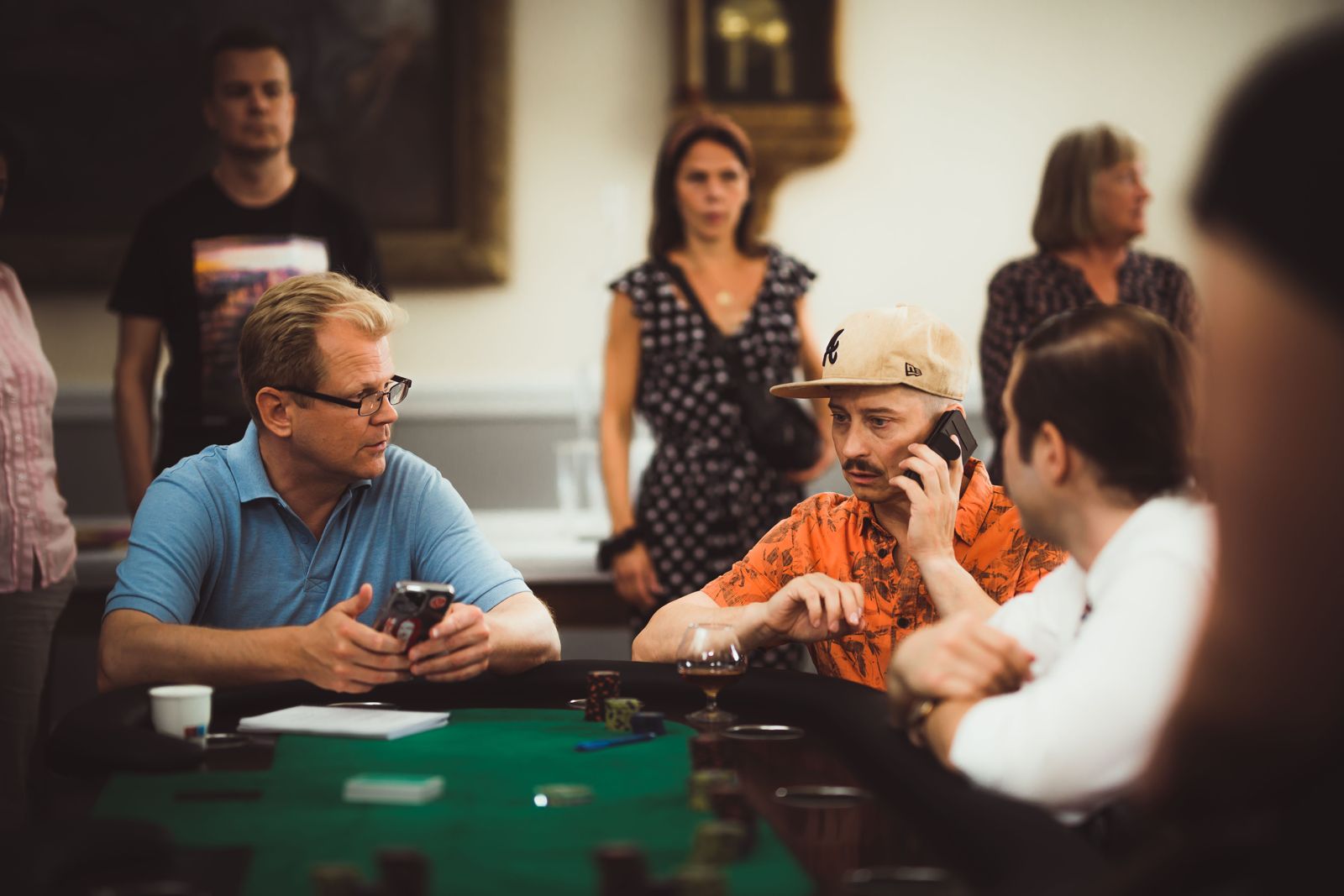 Luottomies-elokuvan pokerikohtauksen kuvaukset, näyttelijät pokeripöydän ääressä