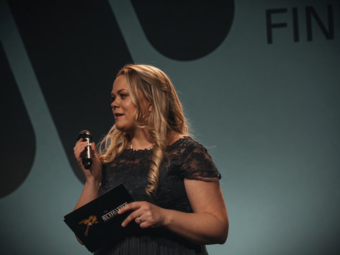 Sandstorm Eventsin toimitusjohtaja Laura Sandström puhumassa lavalla